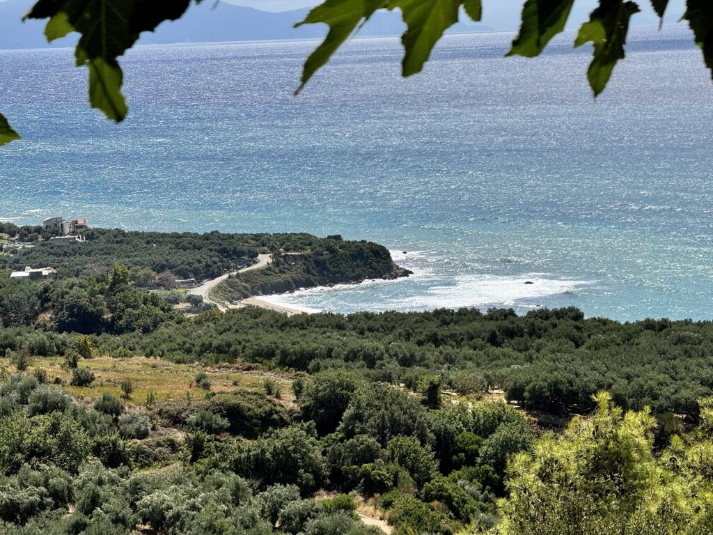 Kilátás a tengerre félúton Lefkada és Parga között az autópályáról.