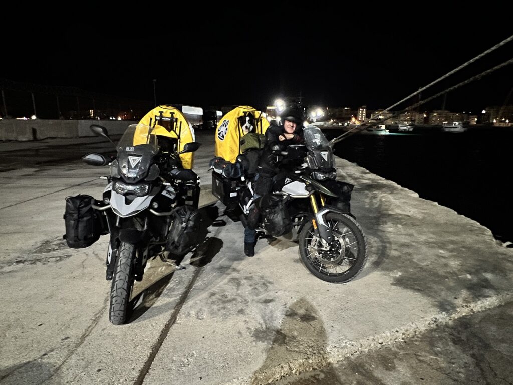 A ket Triumph Tiger szemből a sötét tengerparton.