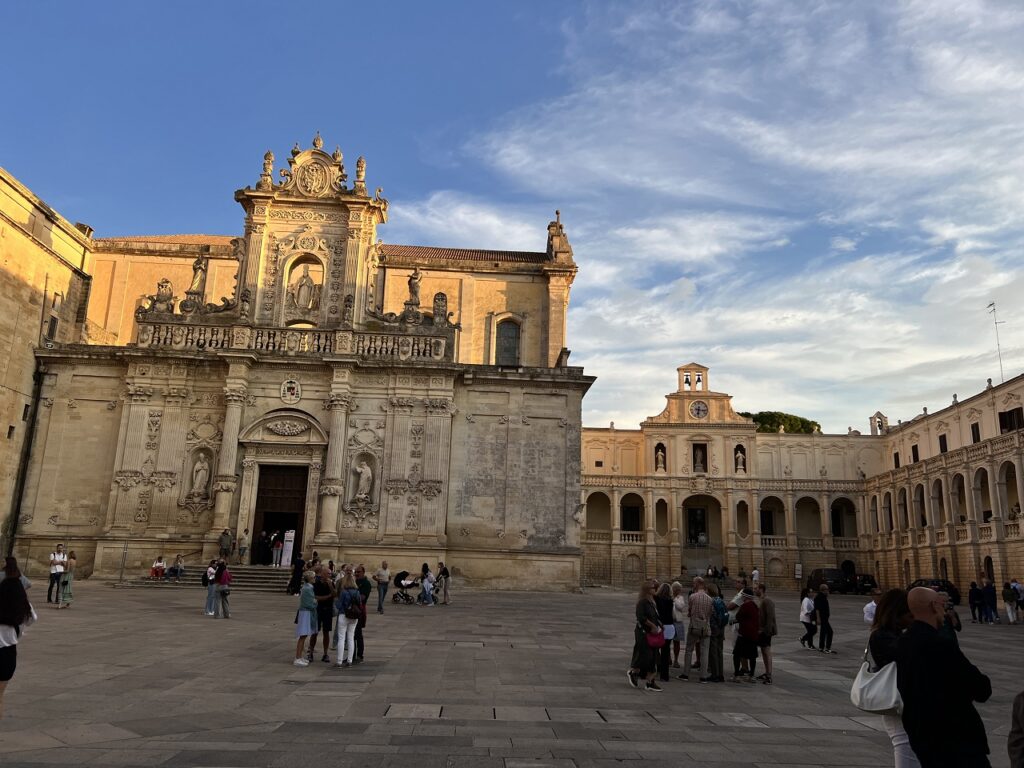 Lecce főtere és a nagytemplom.