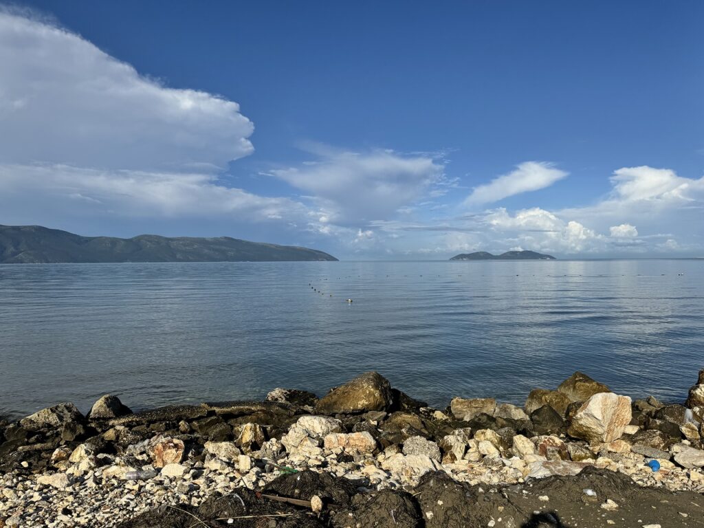 Vlore tengerpartja a tengerrel a háttérben.