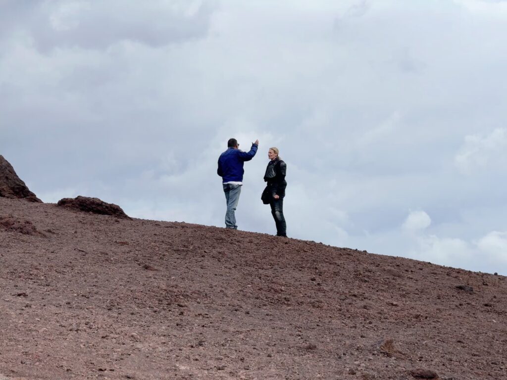 Natale és Zsófi heves beszélgetésben az Etna tetején.