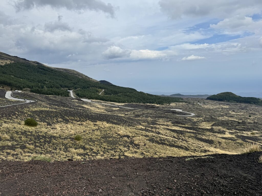 Az Etna másik oldala, ahol már éledezik a természet és bújnak elő a zöld fák.