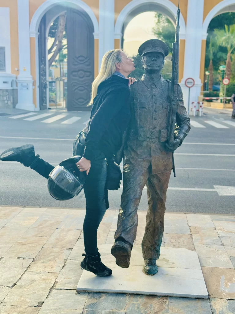 Cartagena statues with Zsofi 