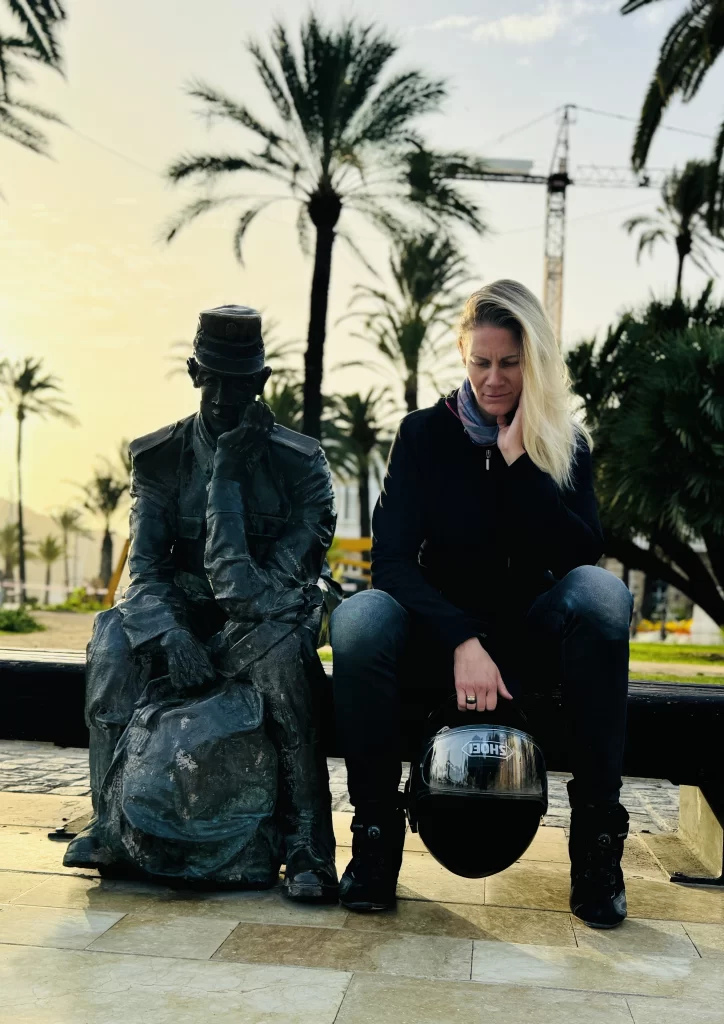 Cartagena statues with Zsofi 