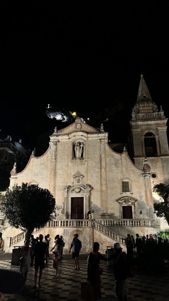 Taormina belvárosában a fütér temploma az esti fényben.