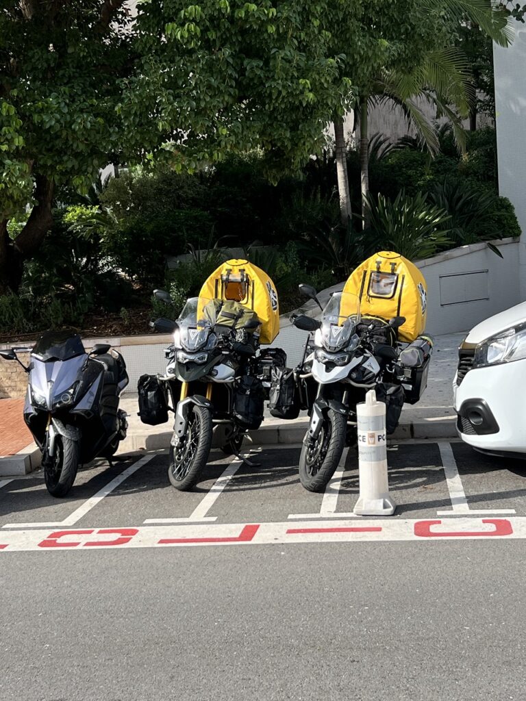 Ahogy a két motorot leparkoltuk a monacoi rendőrség előtt.