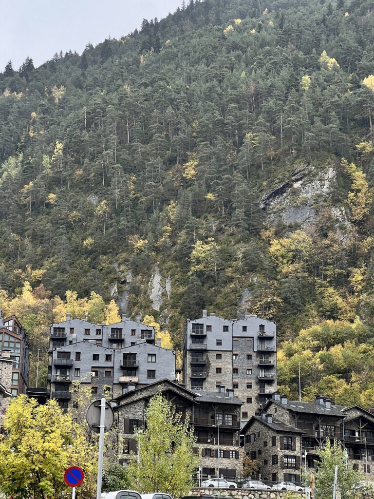 Andorra meredek hegyoldalba épült magas házai.