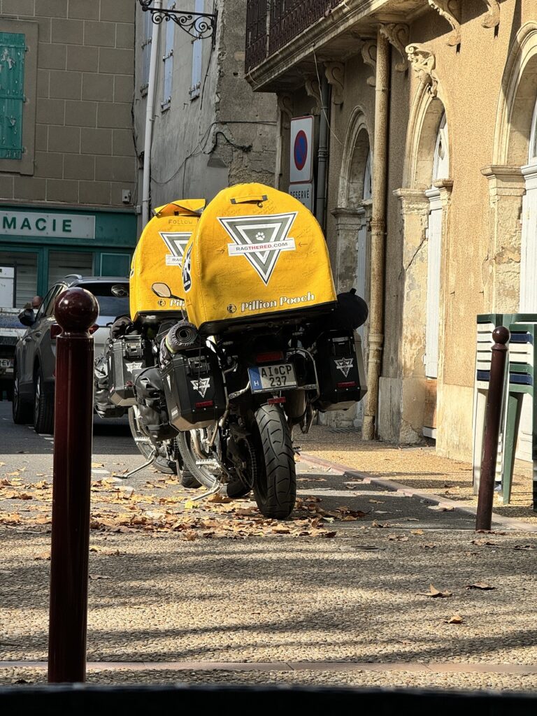 A két parkoló motor hátulról a nagy kutyadobozokkal.