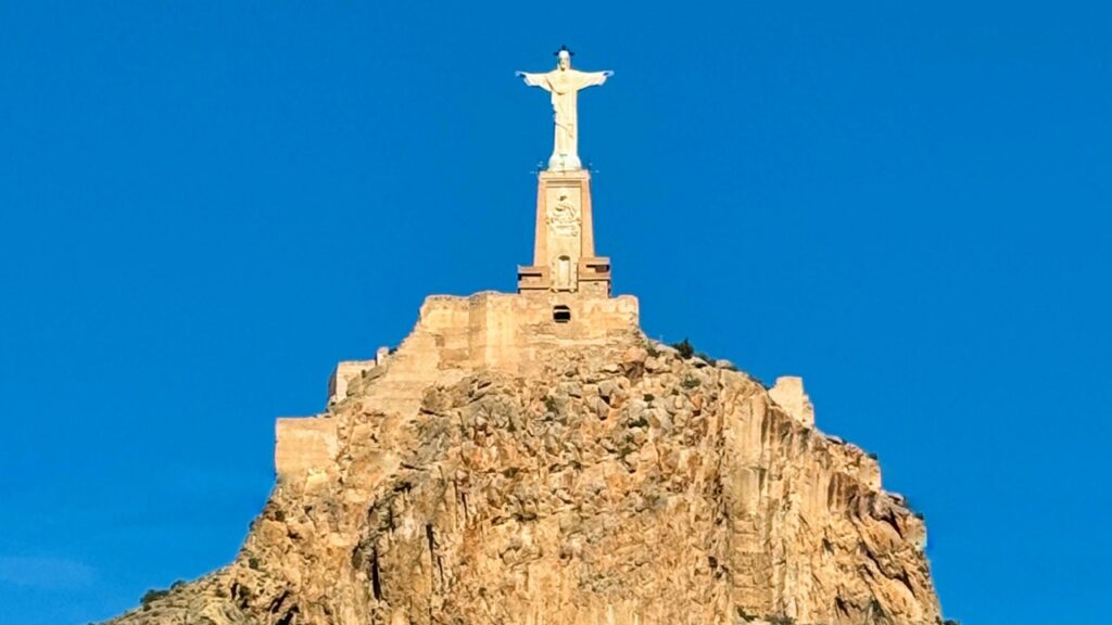 Murcia felé tartva egy kisváros felett magasodó hegy tetején található jézus szobor.