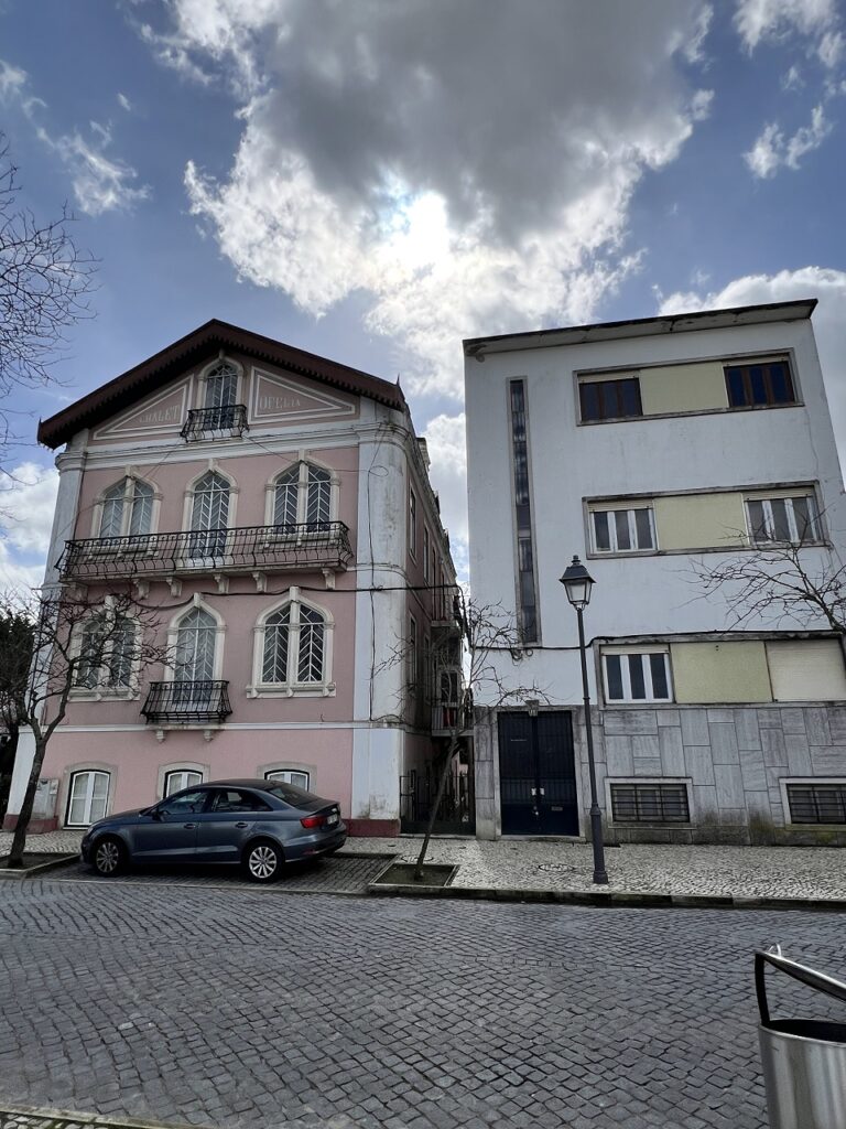 Santarém épületei: egy 60-as évek beli kocka emeletes ház és mellette egy felújított 50-es éveket idéző kúria.