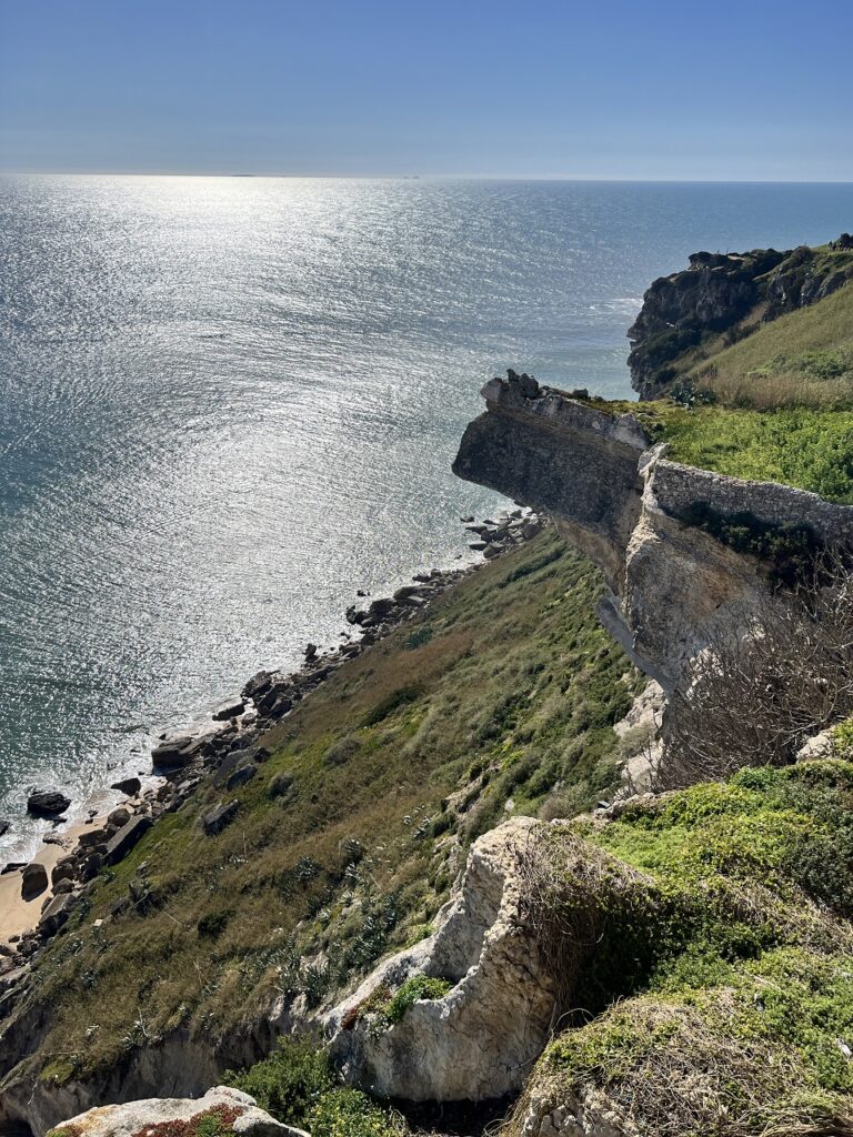 Nazare kilógó sziklája a tengerrel a háttérben.