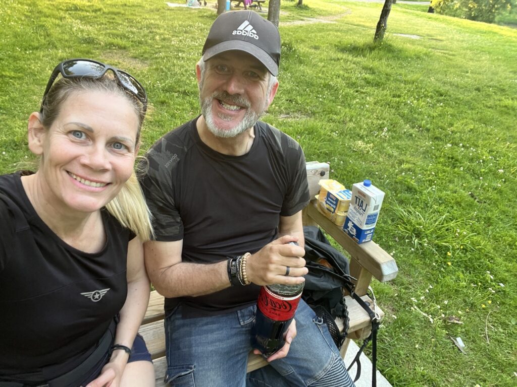 Zsófi és Ken piknik a parkban egy gyors Aldi bevásárlás után.