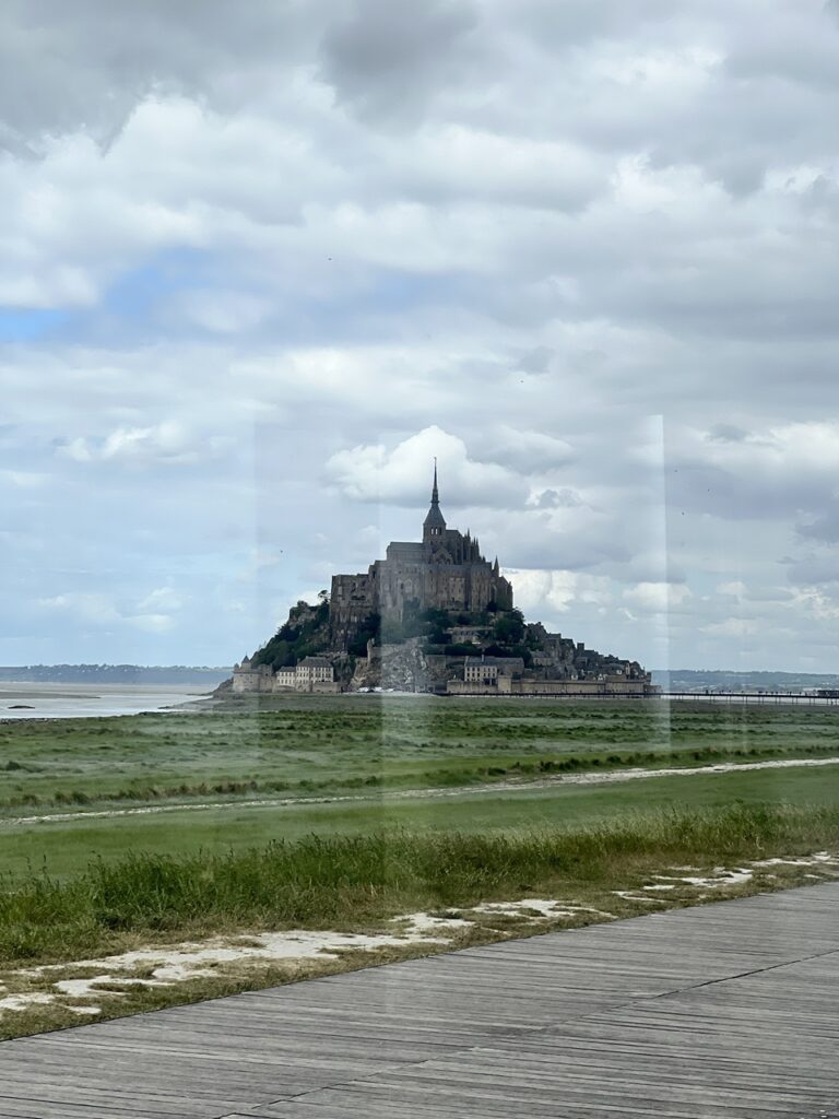Mont Saint-Michel sziklára épített apátsága a busz ablakából.