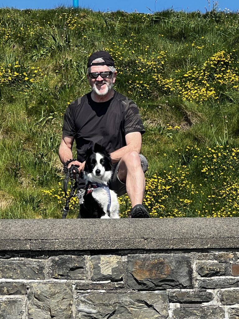 Ken és Molly egy várfalról tekintenek le ránk.