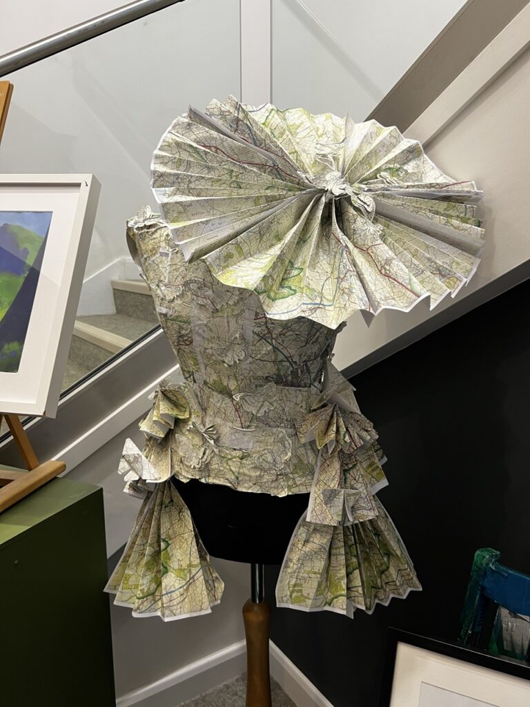 A "térképruha" a színházterem bejárata előtt.