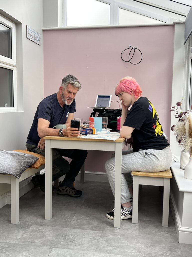 Ken és Robyn éppen valamit együtt néznek a telefonon.