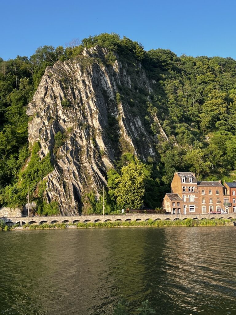 Dinant sziklák közé ékelt házai.