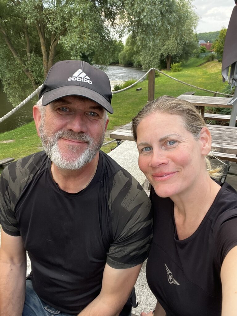 Vacsorára várunk Kennel a Fort Geronimo kocsmájának teraszán.