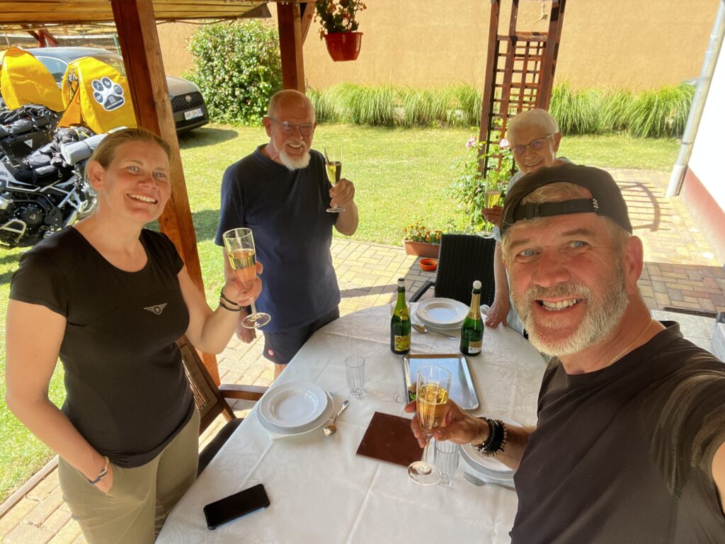 Koccintás Zsófi szüleivel a családi ház teraszán.