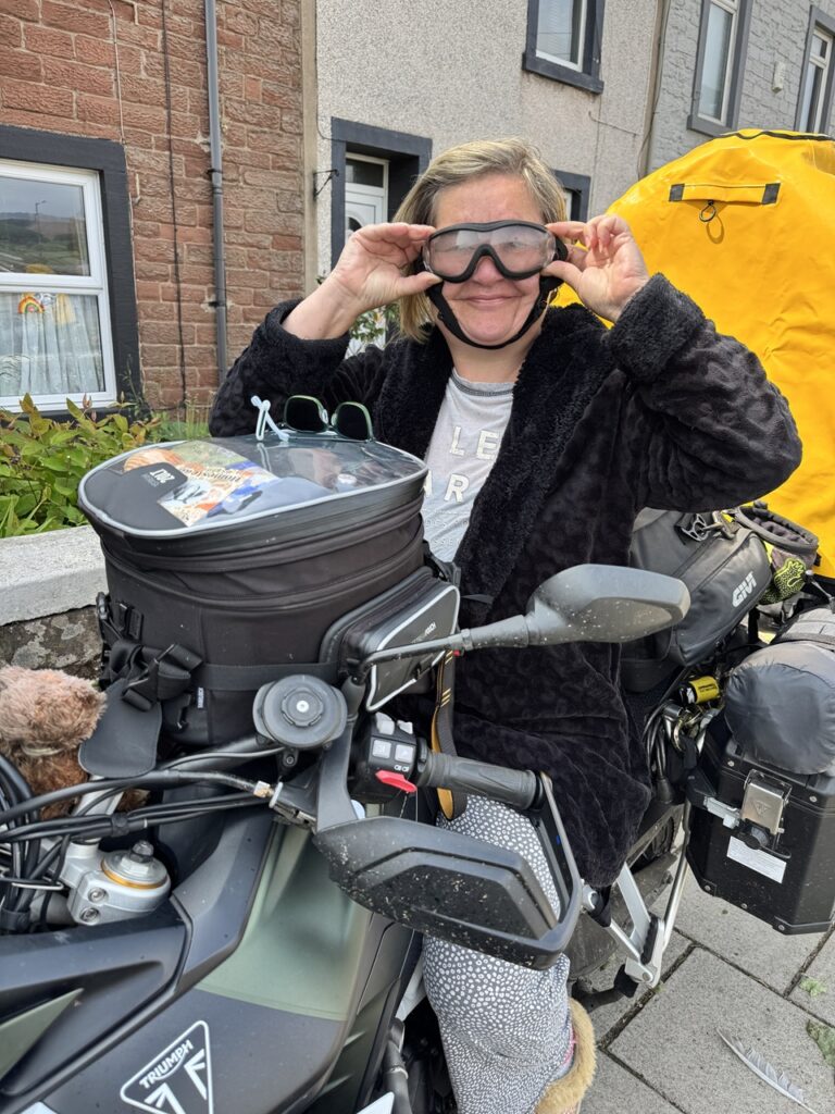 Karen Ken motorján ülve éppen Molly szemüvegét próbája fel és nagyon viccesen néz ki vele.