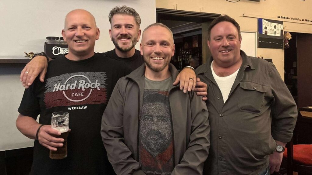 A fiúk: Ken barátai, akikkel a szülinapját ünnepelte.