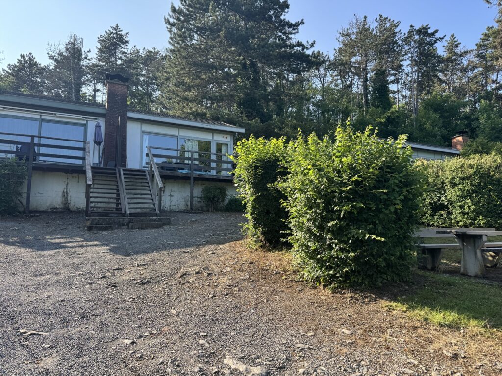 Az első belga szállásunk egy kabin volt az erdő mélyén.