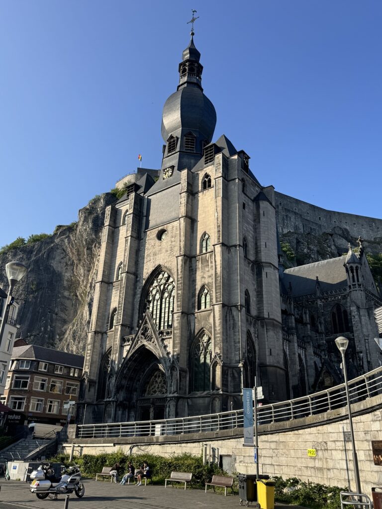 Dinant gótikus főtemploma.