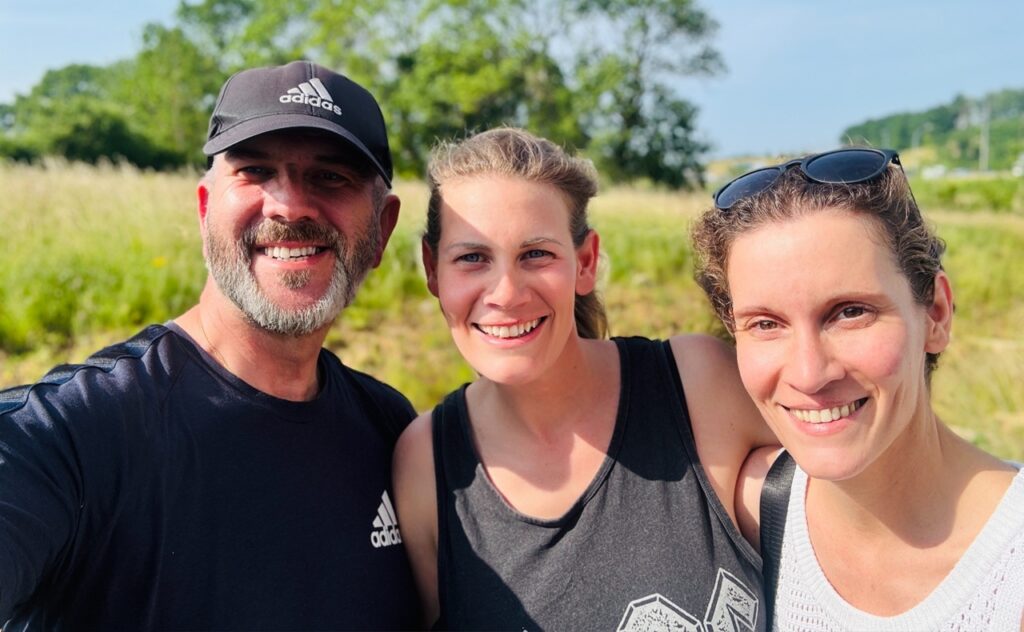 Fanni, Zsófi és Ken selfi Luxemburgban.