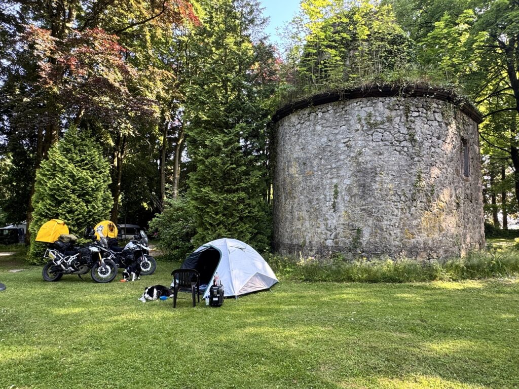 A víztorony és az annak árnyékában parkoló motorok. a felvert sátor és a két kutya.