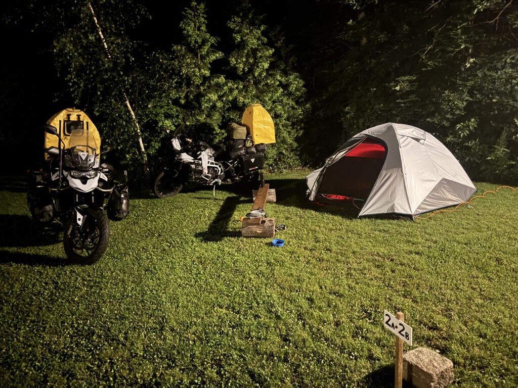 Első lengyel kemping, szép füves terület volt, ahol a sötétben felvert sátrat és a motorokat szépen megvilágította a mellettünk lévő lámpaoszlop.