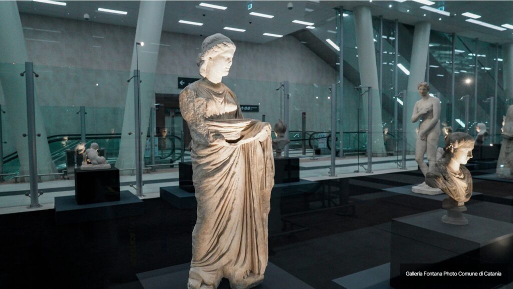 Fontana metrómegálló szobrai.