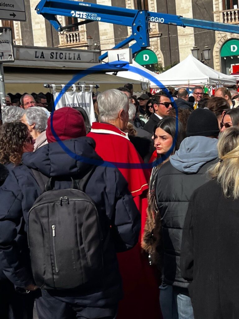 A tömegben sétáló bíboros.