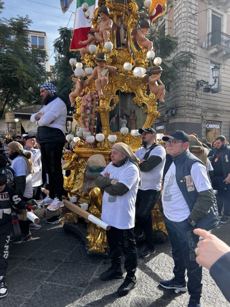 A gyertyahordók készen állnak a feladatra.