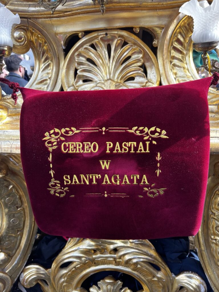 A tésztakészítők motívuma az egyik gyertyán.